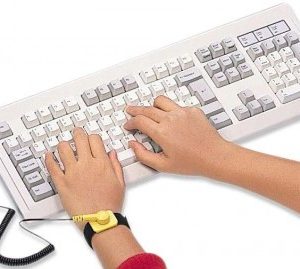 410144 Pulsera antiestática; Esencial para protección contra estática mientras se trabaja en una PC; Cable de 1.8 m.